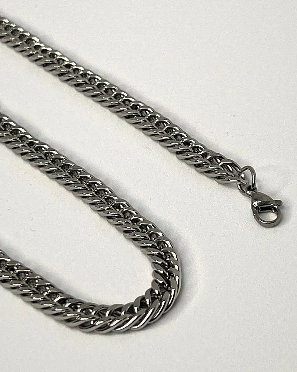 Grille Curb Chain, studio photograph