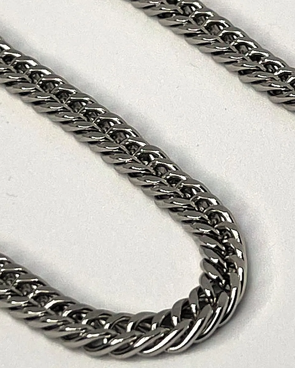 Grille Curb Chain, close-up detail