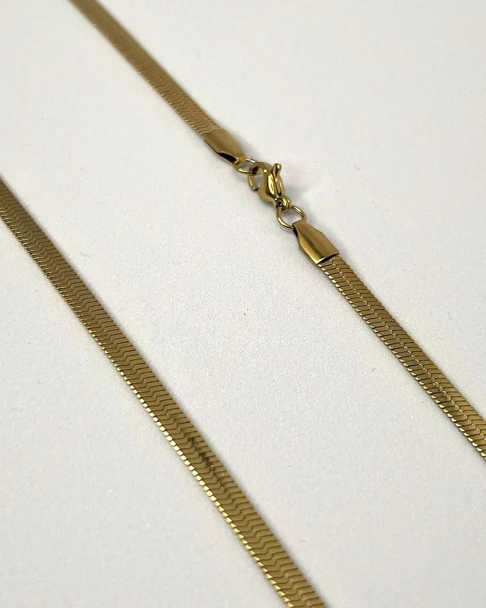 Brise Wide Herringbone, clasp and construction detail